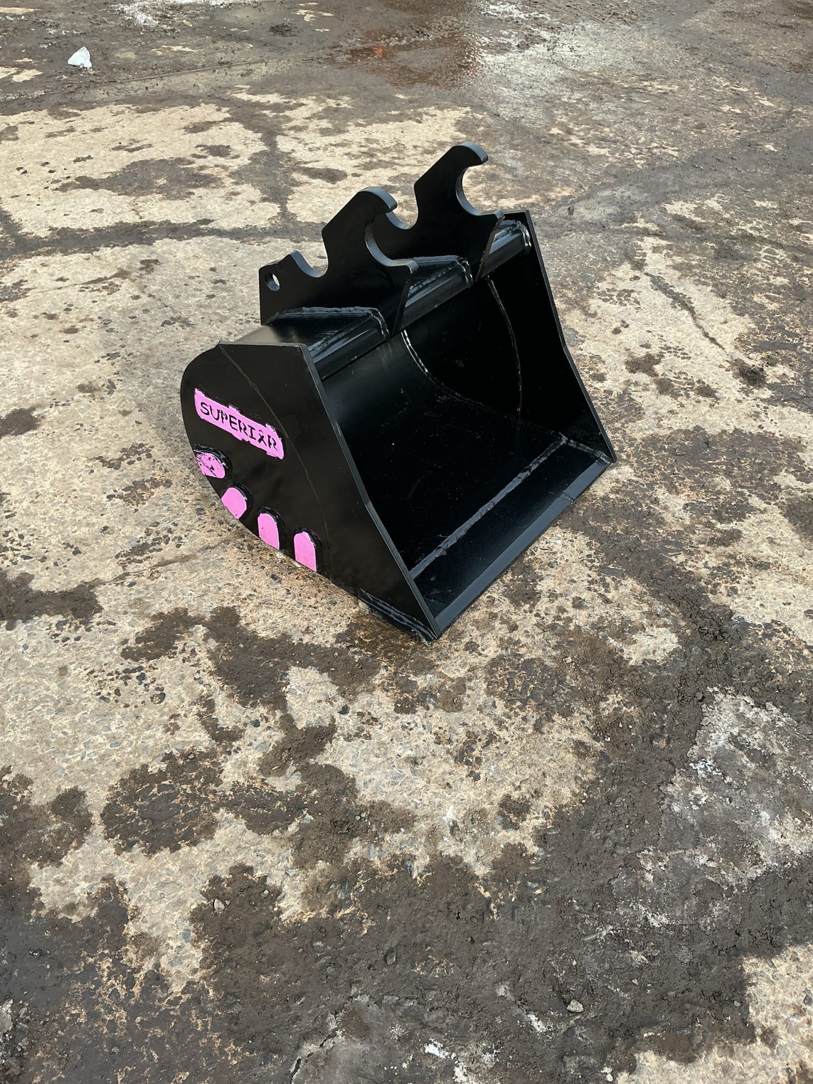 24″ Kubota KX040-Style Excavator Bucket – Fits KX033–KX121-3