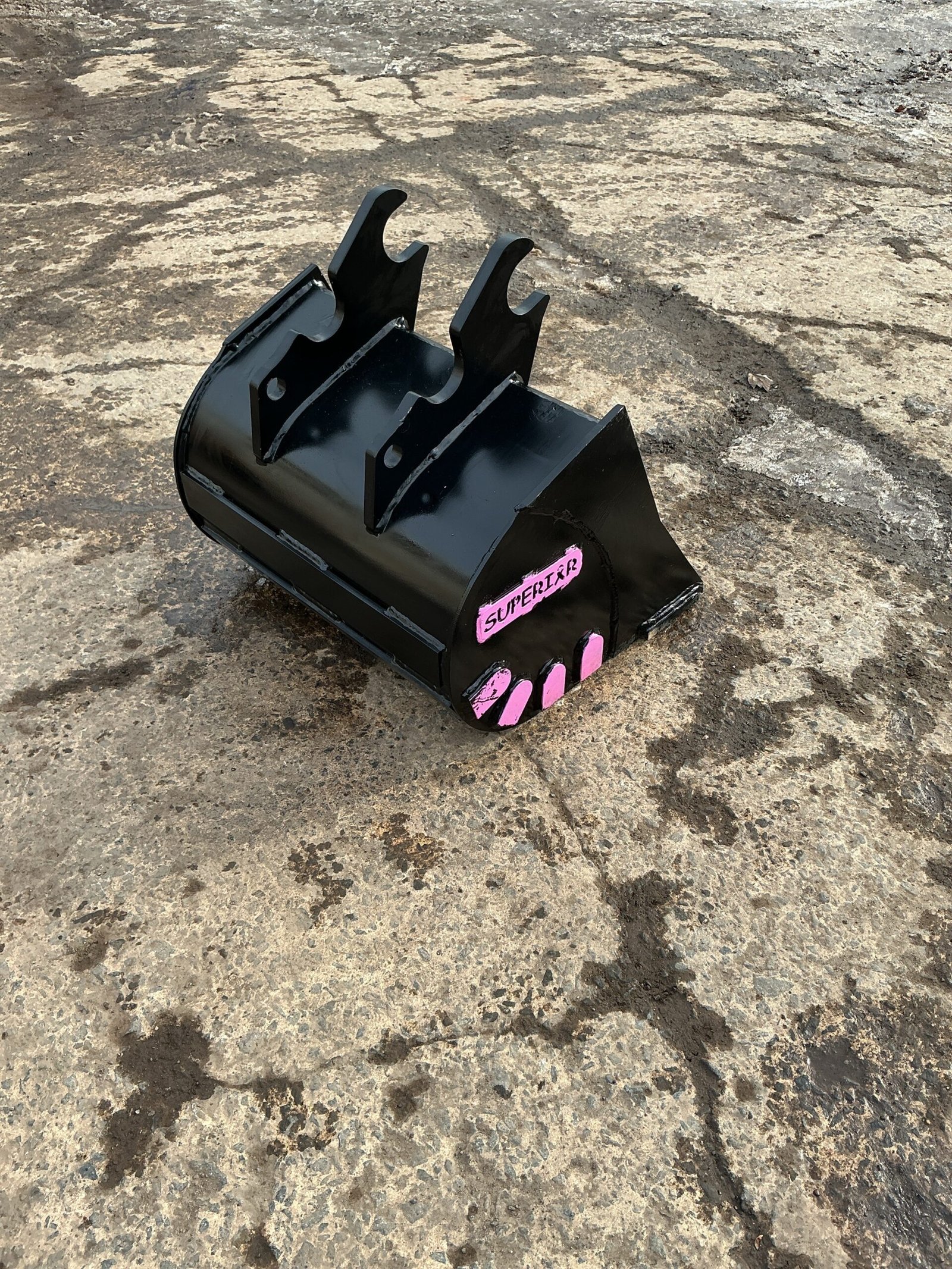 24″ Kubota KX040-Style Excavator Bucket – Fits KX033–KX121-3