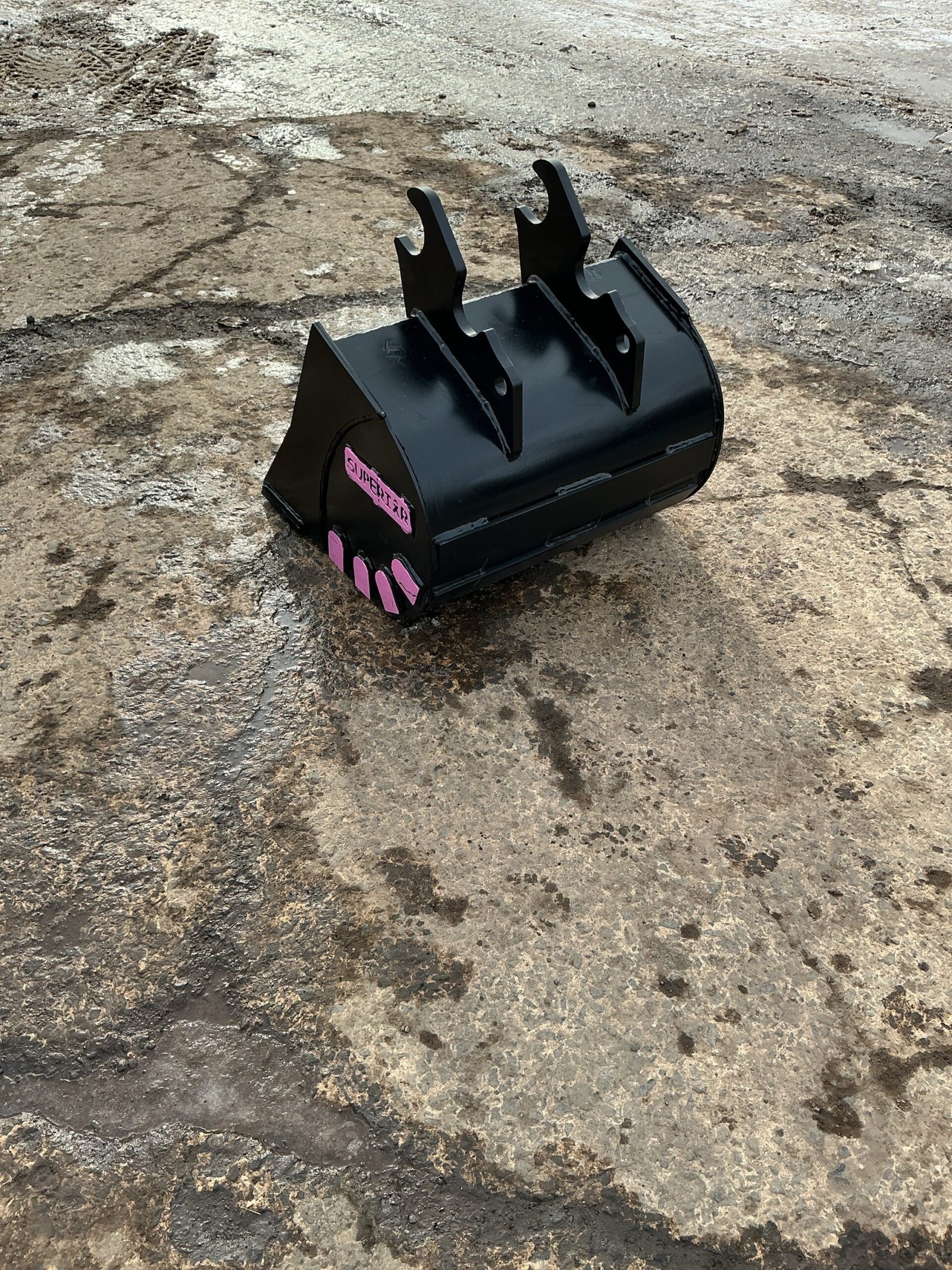 24″ Kubota KX040-Style Excavator Bucket – Fits KX033–KX121-3