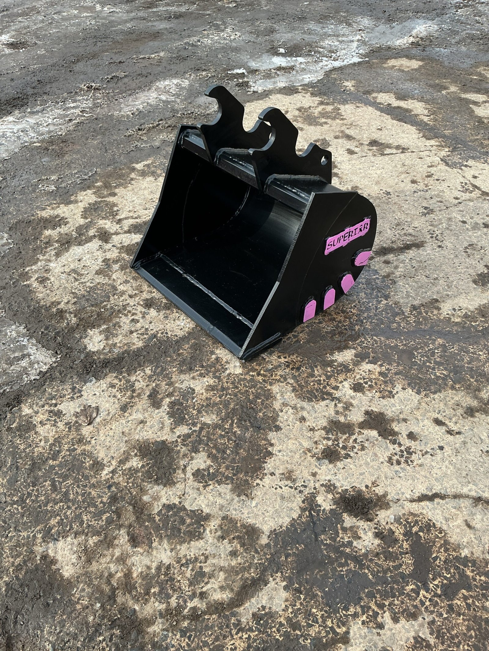 24″ Kubota KX040-Style Excavator Bucket – Fits KX033–KX121-3