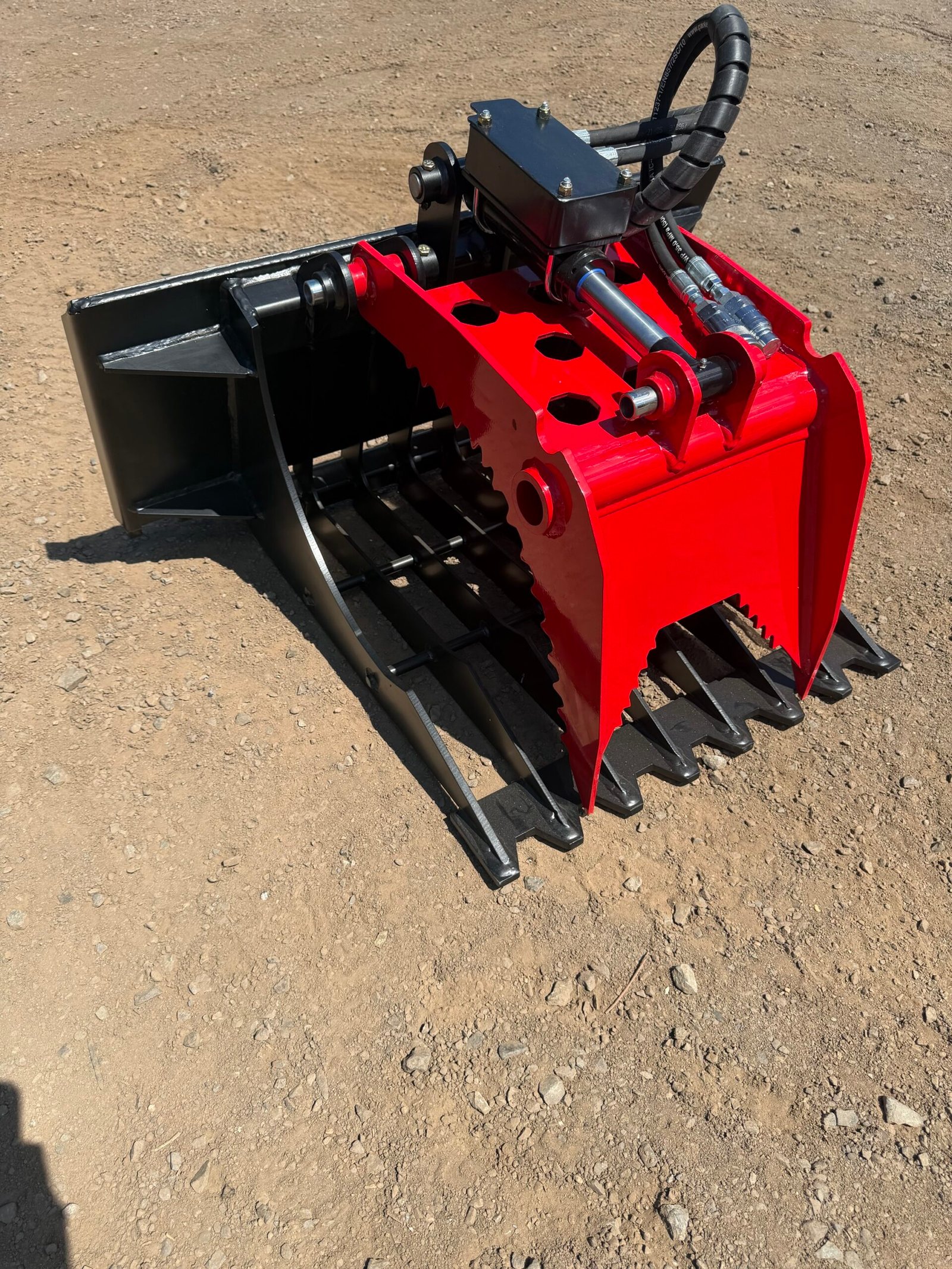 24″ Grapple Bucket – 3″ Spacing – MT Mount
